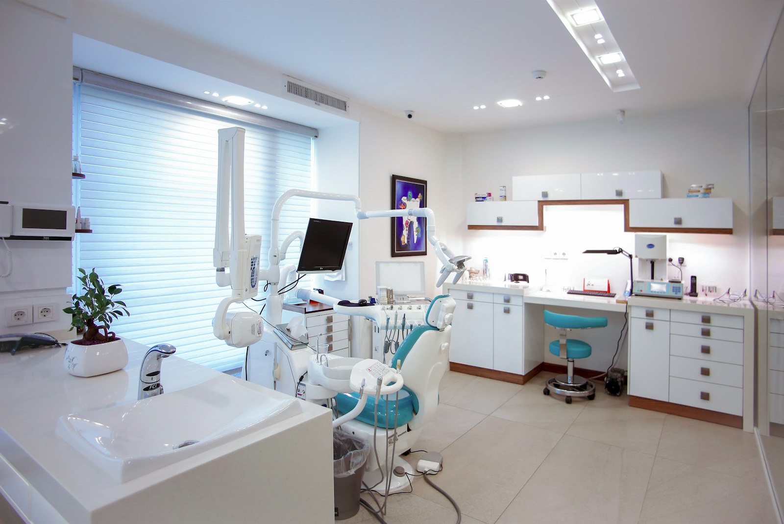 Consultório de medicina dentária moderno e luminoso
