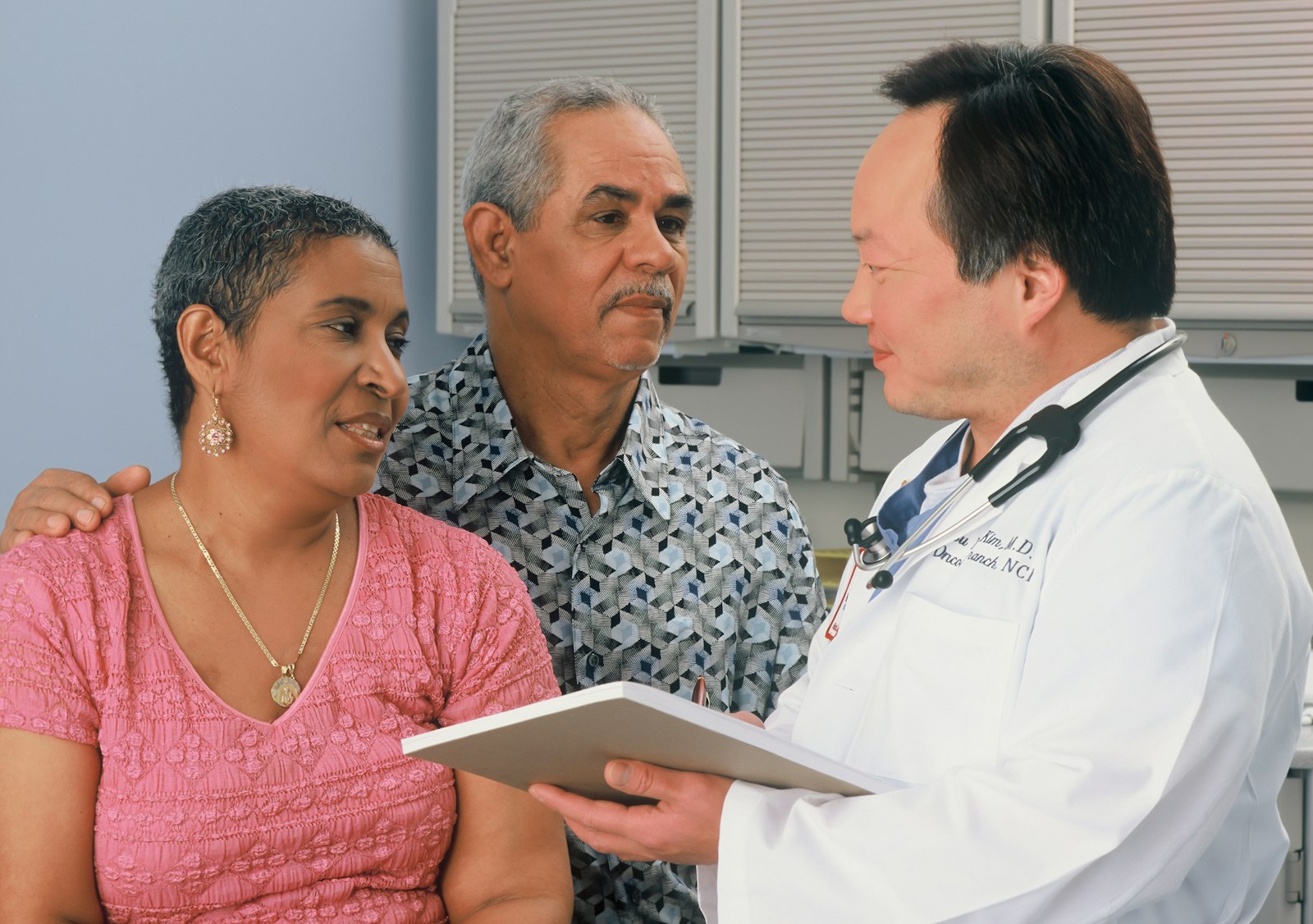 Médico a conversar com um casal numa consulta