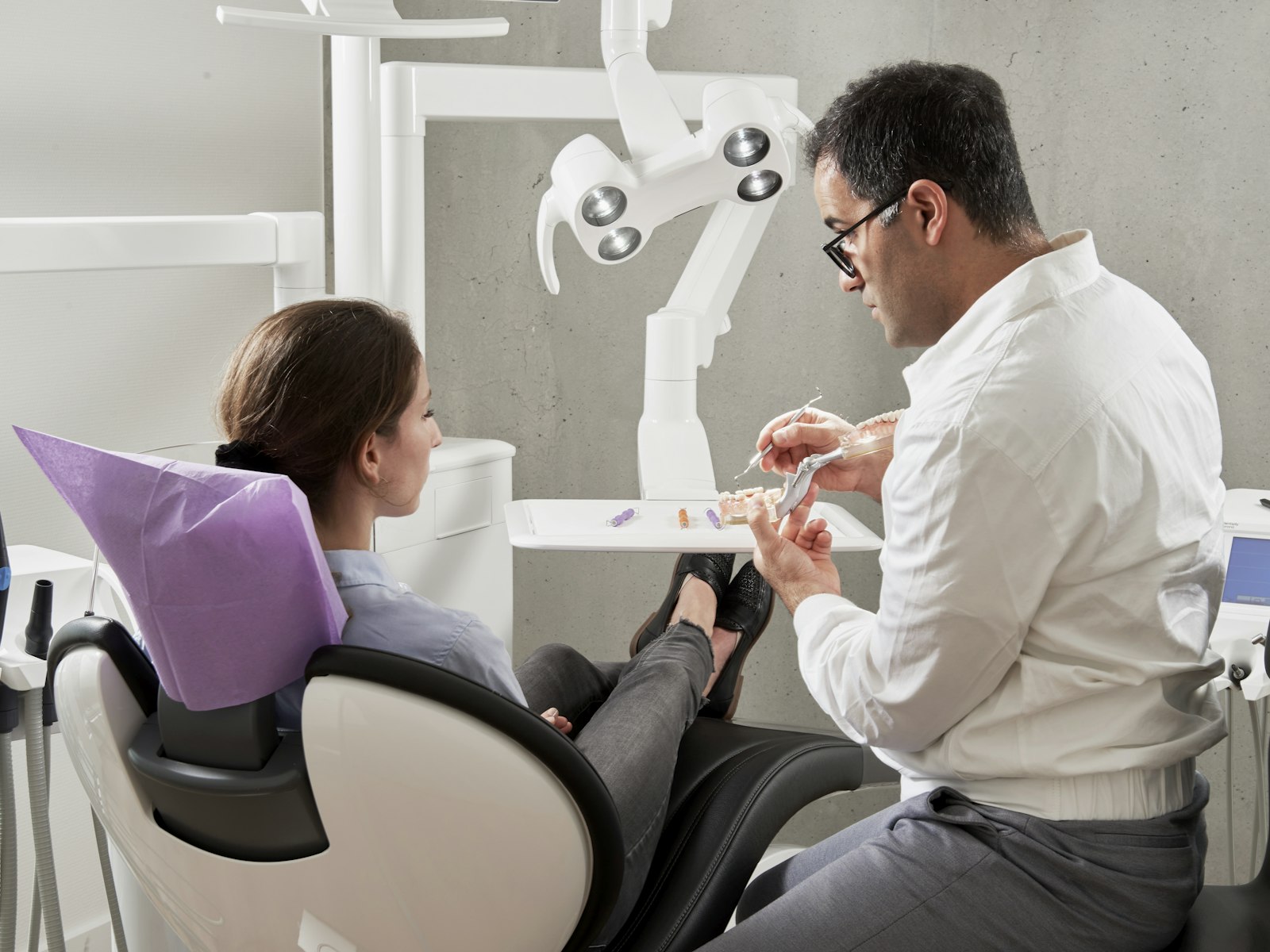 Médico dentista a tratar uma paciente